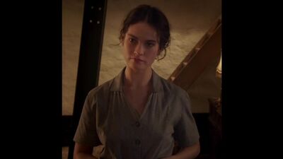 Раздевается перед парнем