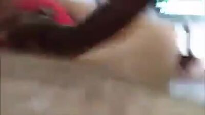 Уговорил горничную помочь ему кончить