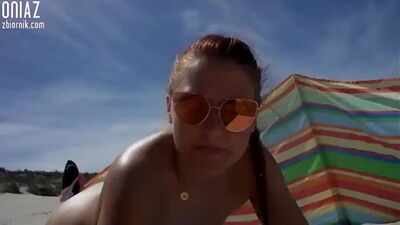 Сосет член на пляже