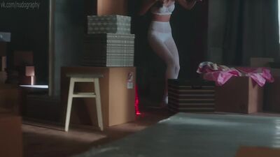 Полина Стремоусова в белых колготках