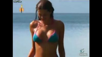 Парень лижет соски спящей подружке