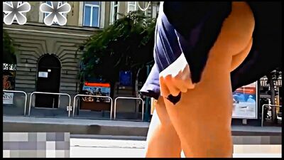 У девушки на ветру задралась юбка. 