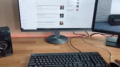 Сестрёнка залезла под стол и случайно подставила попку брату