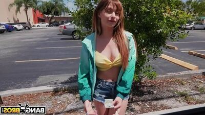 Красотка Кимберли раздевается догола и играет своей лысой киской перед незнакомцами