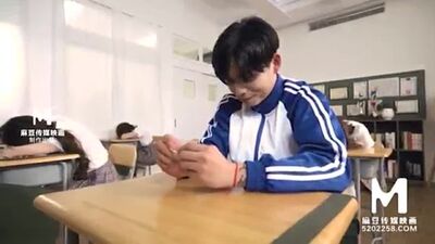 Села на член одноклассника и начала скакать на нём