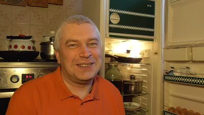 Я на кухне возле холодильника разговариваю