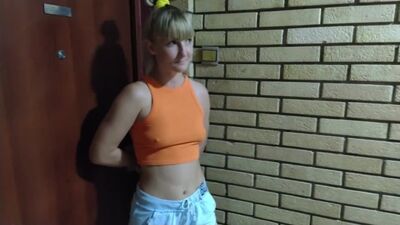 Неверная жена отсосала член соседа в подъезде, пока муж был дома