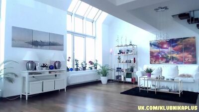 Азиатская крошка запихивает в попку здоровые дилдаки.