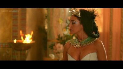 Моника Беллуччи (Monica Bellucci), Ноэми Ленуар (Noémie Lenoir) - Астерикс и Обеликс: Миссия Клеопатра (2002) - Голая? Нет