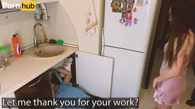 Сантехник почистил трубу домохозяйке