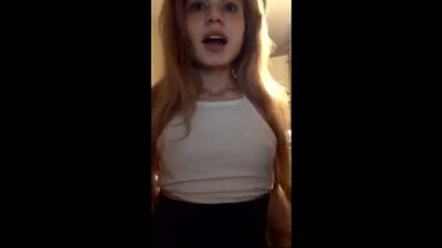 Девушка в юбке показывает трусики в Перископ Upskirt Downblouse Periscope Skype