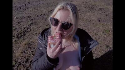 Парень кончил на пончик, девушка его кушает