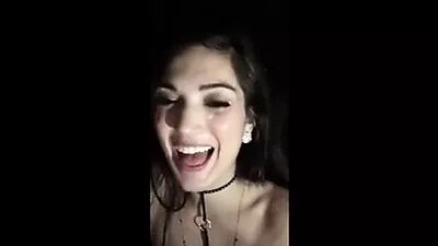 Хотвайф поделились у глорихола