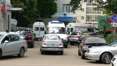 Воронеж. Припаркованные авто мешают проезду Скорой помощи.