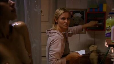 Купается в душе, не закрыла дверь, урывок из фильма,