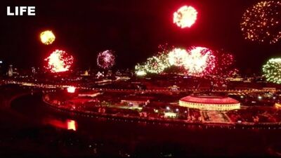 Салют 9 мая в небе над Москвой