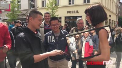 Перфоманс от Мило Муар без цензуры HD / Milo Moire Strikes Again with Mirror Box UNCENSORED ART