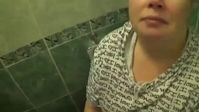 Зрелая мадам отсосала в туалете на камеру,