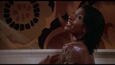 Большие мокрые сиськи Пэм Гриер