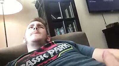 Какой сексуальный паренек! Другой способ подрочить