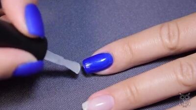 Синий матовый маникюр со стразами