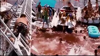 Знаменитость Kelly Brook обнаженная и мокрая в Piranha, 3d