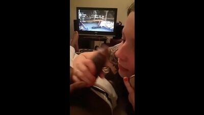 Шкура сосет на камеру и говорит по телефону с мужем, спор. русское домашнее порно глотает сперму слив телеграм, русские сливы