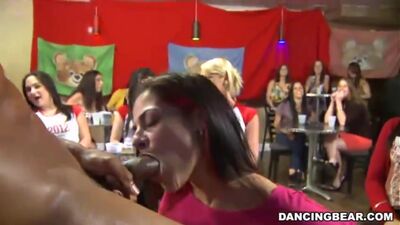 Стриптизёру сосут по очереди развратные дамы