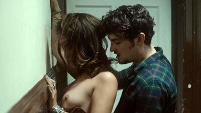 Stella Maeve, секс-сцена с топлес на scandalplanetcom