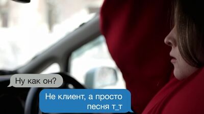 Курьера заставили работать в костюме