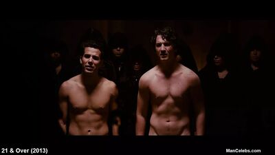 Skylar Astin обнаженные и сексуальные сцены из фильмов