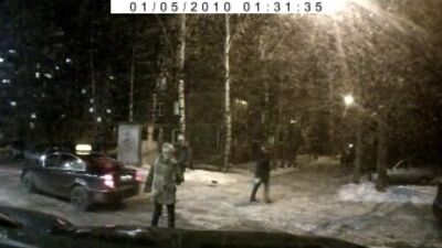 В Кирове таксист в отместку за пинок по машине отомстил пассажиру