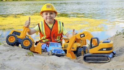 СТРОИТЕЛЬ ДАНИК И ГРУЗОВИКИ НА ПЕСКЕ. РАБОЧИЕ МАШИНКИ НА ПЛЯЖЕ СПАСАЮТ ДЖИП БРУДЕР. РОЛЕВАЯ ИГРА