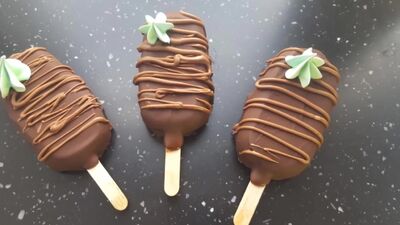 Муссовое пирожное в форме эскимо