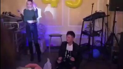 В поющую Шурыгину метнули живую курицу, а мужу накостыляли