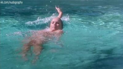 Голая Урсула Андресс (Ursula Andress) в фильме "Чувственная медсестра" (L'infermiera, The Sensuous Nurse, 1975)