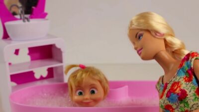 Маша и Медведь Барби видео с куклами Маша готовит сюрприз видео с игрушками