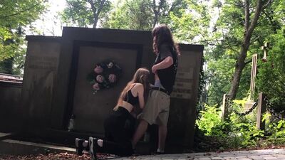 Рискованный быстрый секс на кладбище, молодая девушка деалет минет и трахается! Частное Домашное Любительское Amateur Sex