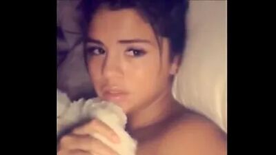 Мастурбация обнаженной Selena Gomez
