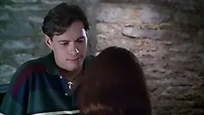 Holly Marie расчесывает топлесс