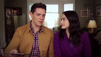 Актеры Ривердейла пытаются угадать названия мюзиклов, которые зашифрованы.