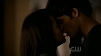 Дневники вампира - 2.14 - Первый поцелуй Джереми и Бонни (Озвучка Кубик в кубе)