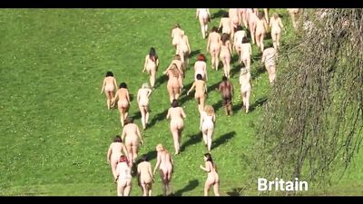 Обнаженная женская группа по всему миру