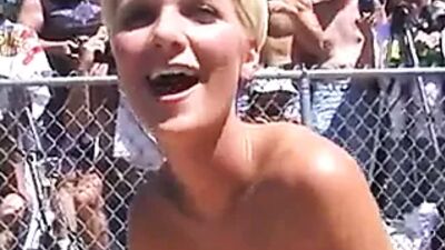 Блондинка с короткими волосами промокает