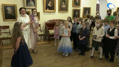 Персонажи греческой мифологии провели для юных новгородцев экскурсию в музее изобразительных искусств