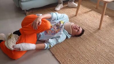 ВЛАД А4 БУМАГА ГЛЕНТ СЛОМАЛ НОГУ ! _Пранк над Друзьями_