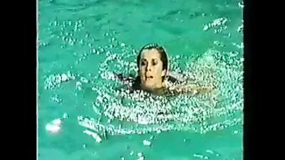 Раннее Stefanie запитывает бикини и топлесс. от сердца к сердцу.