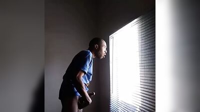 Шпионю за большим черным стояком