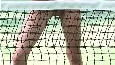 Обнаженные женщины играют в теннис