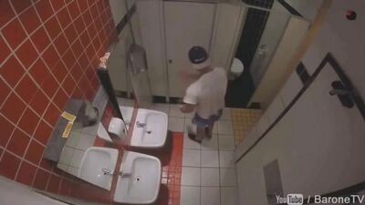 Розыгрыши над людьми в туалете! Жестокие шутки. Смешные приколы! Лучший ПРАНК